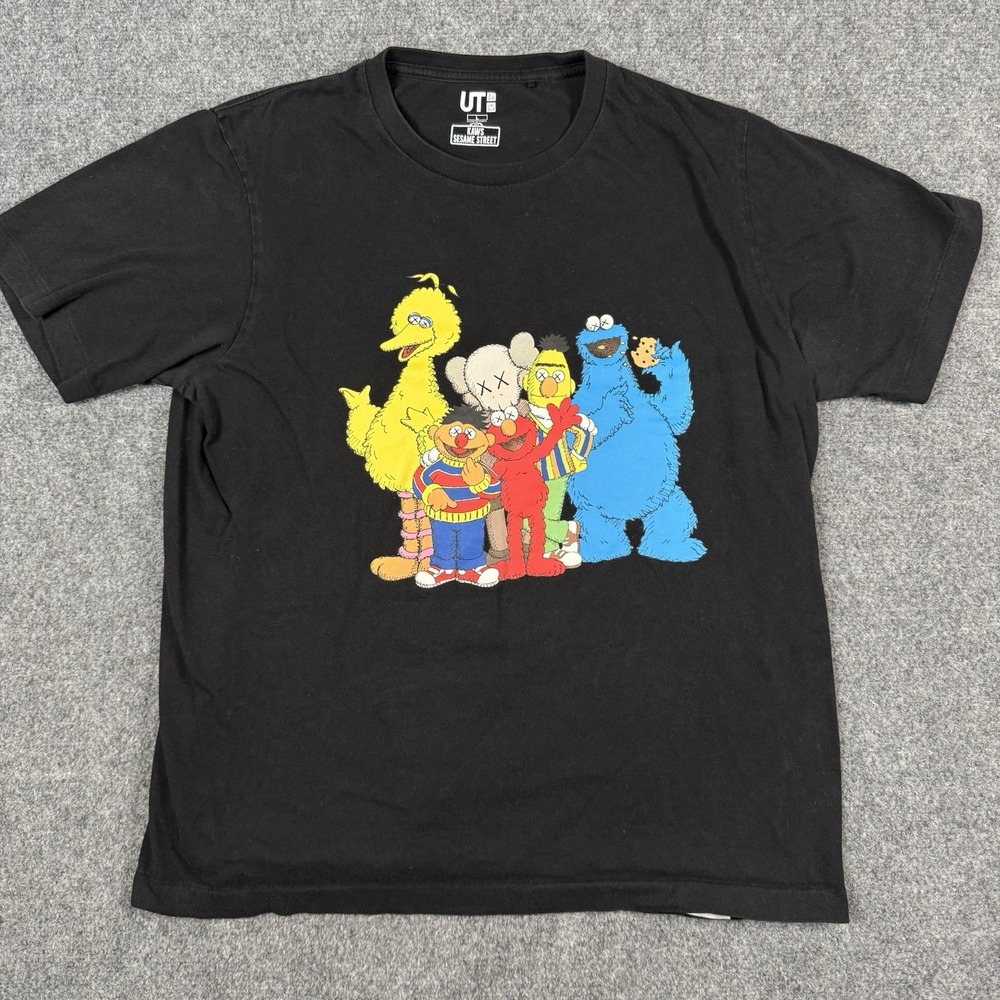 🏷️ KAWS x Sesame Street Uniqlo UT Mens Large Black Graphic T-Shirt Elmo Cookie